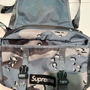 Great condition used supreme Crossbody/fanny pack bag. Can be interchanged.